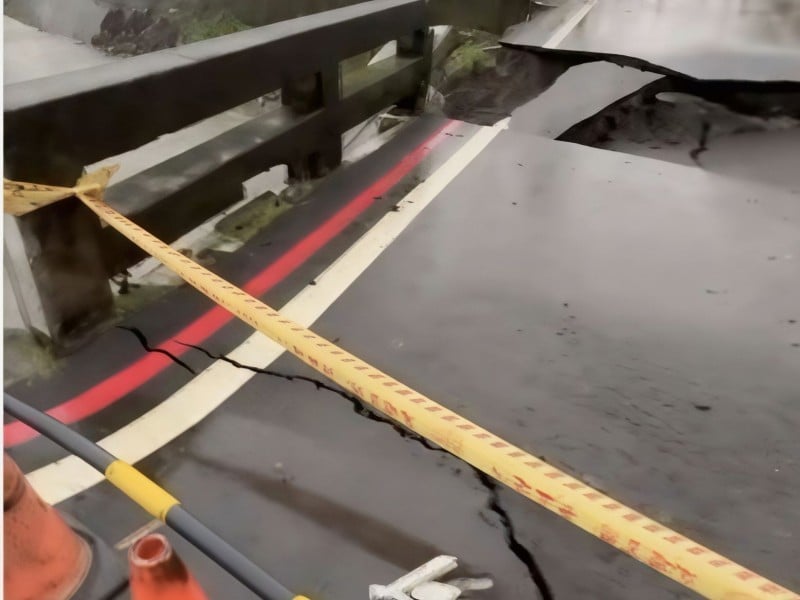 豪雨狂炸！屏東潮州「鹿寮橋」斷兩截塌陷 驚險爆胎車幸運脫困