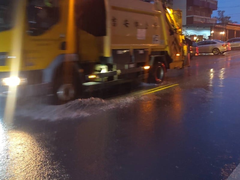 豪雨狂襲花蓮！吉安大圳水位暴漲溢流　慶豐十一街道路積水民眾急繞道
