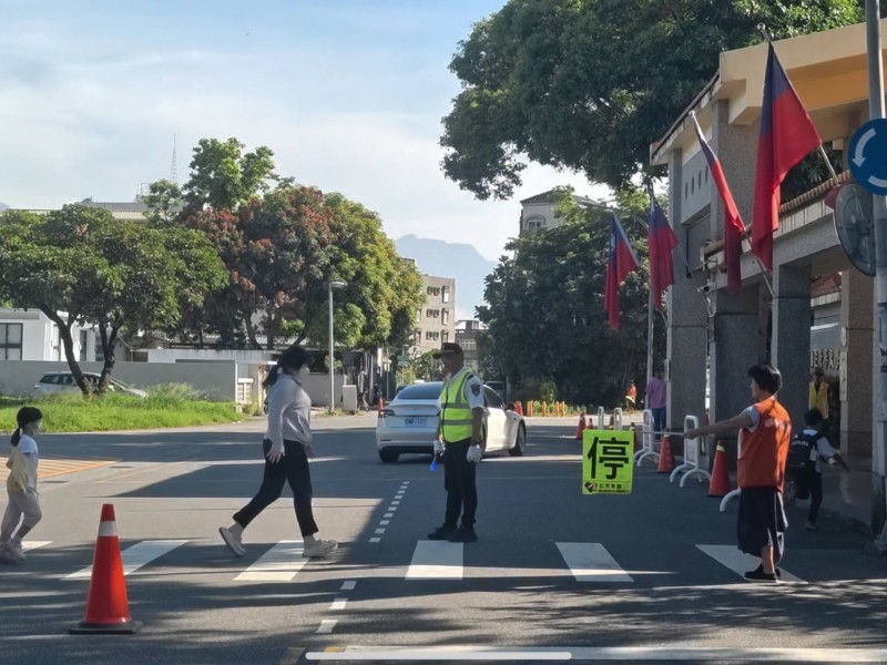 華大附小擬增設紅綠燈引發爭議 住戶、律師質疑空汙問題　紛紛要求停止設置