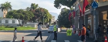 華大附小擬增設紅綠燈引發爭議 住戶、律師質疑空汙問題　紛紛要求停止設置