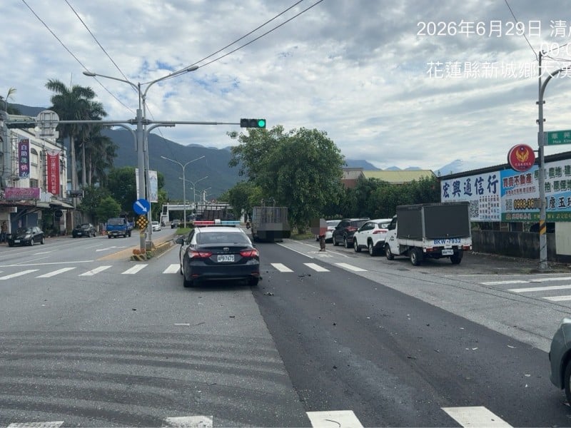 花蓮新城警車車禍畫面曝光　警車車頭嚴重毀損　肇因待警方釐清