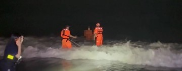 男子與家人爭執疑輕生步海中 海巡火速馳援阻憾事