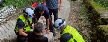 登山步道濕滑釀意外 自強分隊四驅救援車發揮機動性助傷者脫困