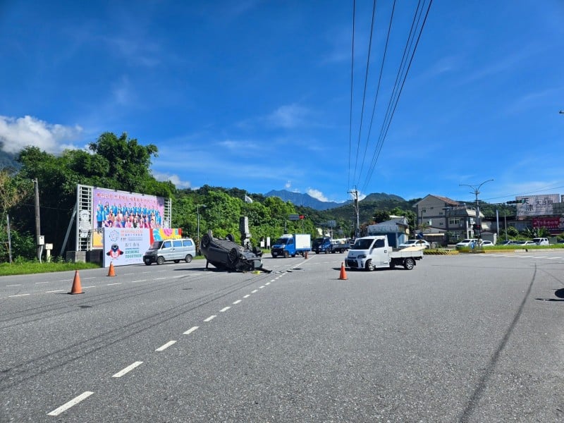 台9丙交叉撞上小貨車 ! 女子車翻覆 駕駛雙雙受傷送醫