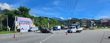轉入台9丙交叉撞上小貨車 ! 女子車翻覆 駕駛雙雙受傷送醫