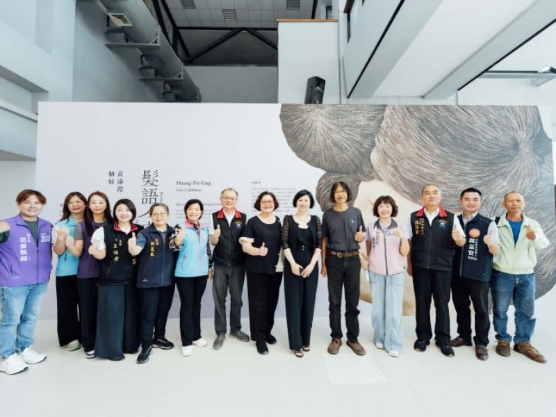 《髮語之間》黃沛瀅個展於花蓮縣石雕博物館登場 從瓦楞紙到金屬華司，看見材料長出的身體與情緒