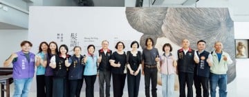 《髮語之間》黃沛瀅個展於花蓮縣石雕博物館登場 從瓦楞紙到金屬華司，看見材料長出的身體與情緒
