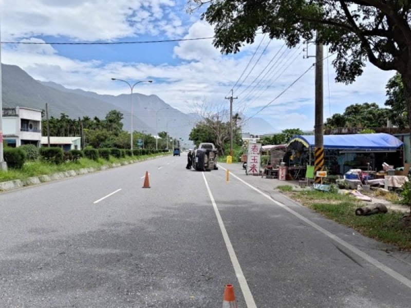 自小客車爆胎自撞電桿翻覆
