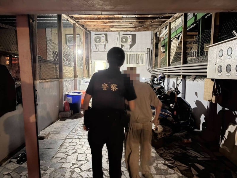 颱風夜老翁獨坐街頭　新城警暖心護送平安返家