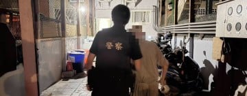 颱風夜老翁獨坐街頭　新城警暖心護送平安返家