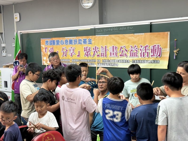 救國團「愛．分享」聚光計畫公益活動 在萬榮國小種下希望種子