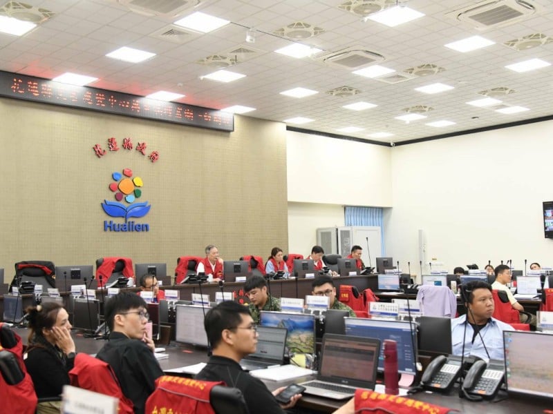 隨時有潰決可能性 ! 萬里溪堰塞湖已滿水位、滲水持續增加中  民眾「勿靠近警戒區」
