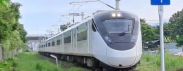 台鐵15:00後視萬里溪堰塞湖水位溢流變化預防性停駛