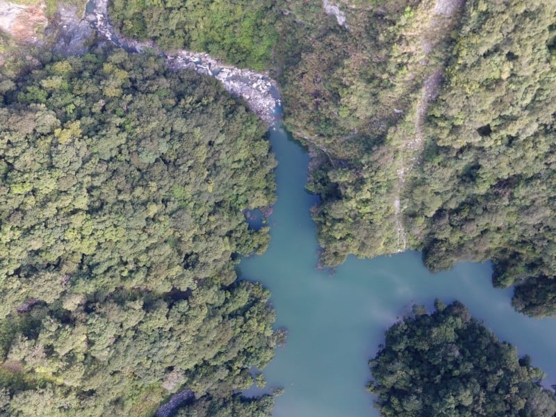 萬里溪堰塞湖滲流量增加