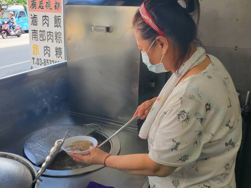 【職人精神．碗粿飄香．謙手花蓮】 遭逢不景氣不認輸！裱框商全台走透透，趙仁鳴靠「搶不走的技術」揉出27年不敗老味道