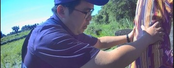 愛犬跌落溪床老翁冒險救援反受困　新城警即刻伸援救助