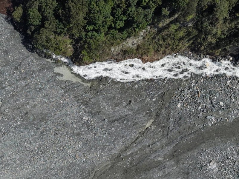 萬里溪堰塞湖持續穩定溢流