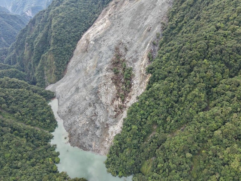 萬里溪堰塞湖持續溢流 影響範圍限河道內