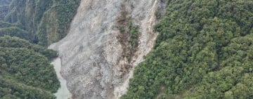 萬里溪堰塞湖持續溢流 影響範圍限河道內