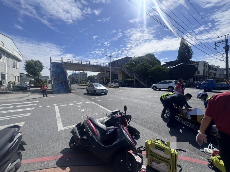 兩機車路口相撞 其中一部又波及停等機車