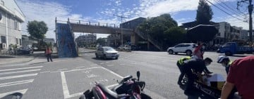 兩機車路口相撞 其中一部又波及停等機車