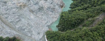 萬里溪堰塞湖穩定溢流中 壩體僅輕微沖刷及下切