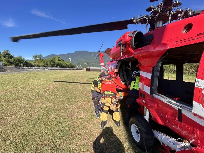 黑鷹直升機馳援南湖圈谷山難　61歲登山客重傷受困獲救送醫