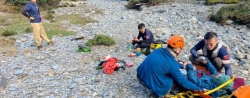 南湖大山山域事故　消防局結合民間協作及空勤成功救援墜落受傷登山客