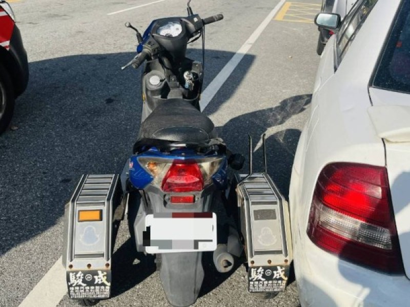 機車碰撞行人波及路邊車輛