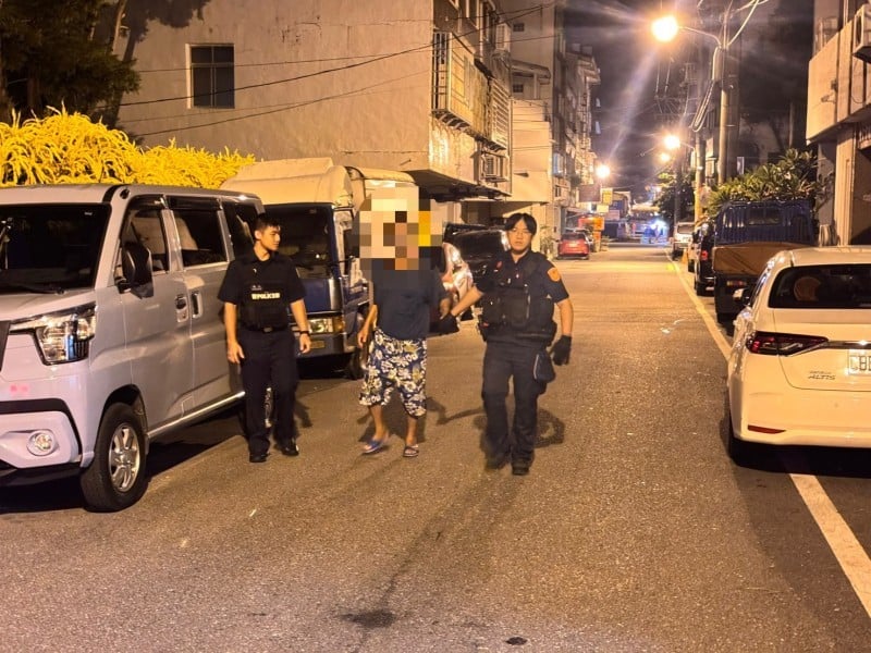 老翁夜間戴墨鏡散步跌坐路旁 暖警平安護送返家