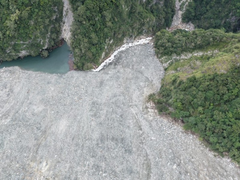 萬里溪堰塞湖溢流水量侷限於河道