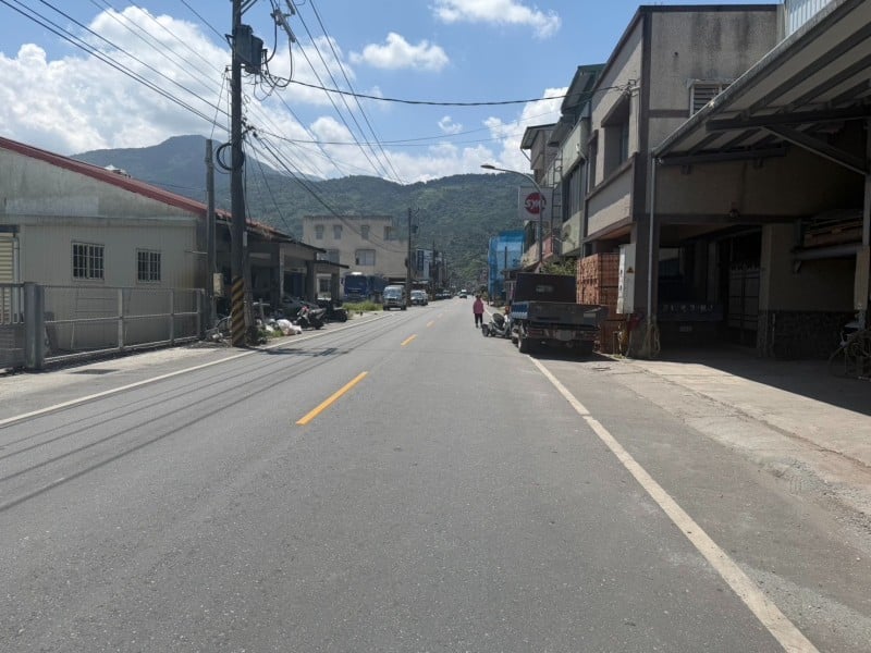 九旬老翁騎機車自撞路旁貨車送醫不治