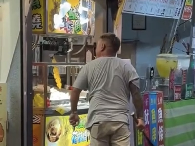 東大門夜市驚傳砸店！男子持鋁棒猛敲炸物攤　遊客嚇得不敢靠近