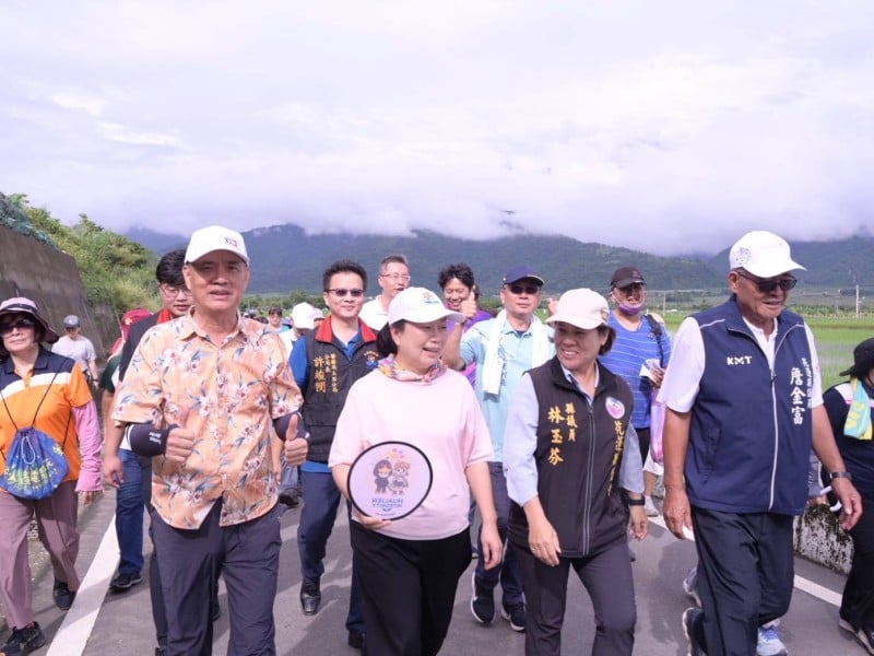 稻浪富里。漫步羅山熱鬧登場 送出百項好禮  徐榛蔚與民眾一同健走享受田園風光