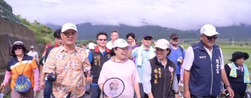 稻浪富里。漫步羅山熱鬧登場 送出百項好禮  徐榛蔚與民眾一同健走享受田園風光