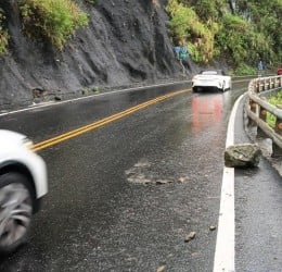 台9線東澳路段驚傳落石砸車　小客車遭擊中幸無人傷、事故已排除
