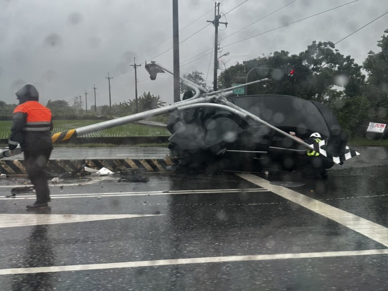 台11丙壽豐溪口往豐坪路段驚傳車禍　轎車撞倒號誌桿壓車提醒用路人減速