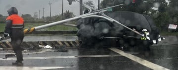 台11丙壽豐溪口往豐坪路段驚傳車禍　轎車撞倒號誌桿壓車提醒用路人減速