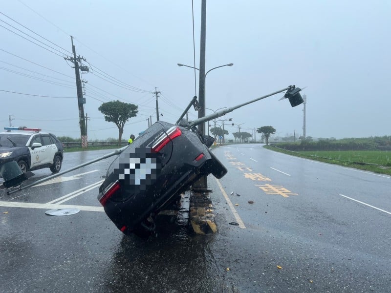 天雨路滑轎車自撞分隔島釀2傷吉安警籲雨天應減速慢行確保安全