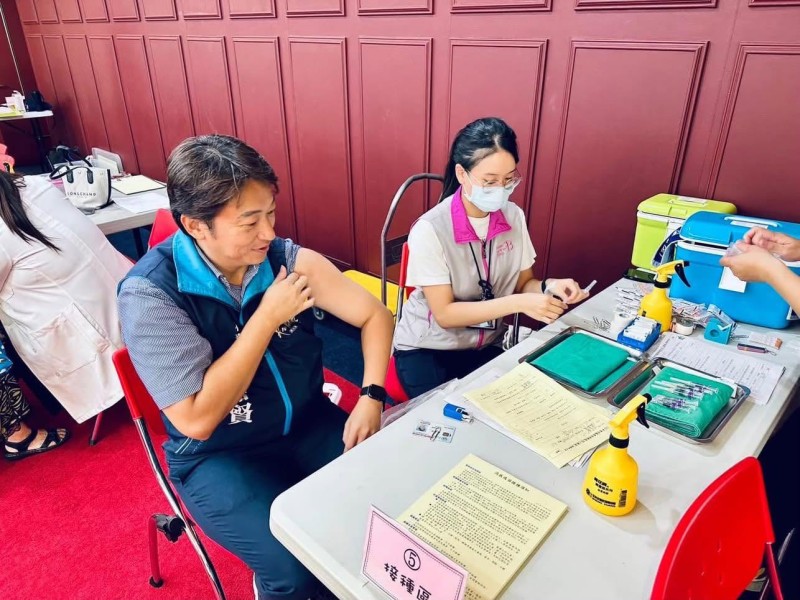 開學就診恐破10萬人！魏嘉賢喊推高風險學童公費「鼻噴式流感疫苗」