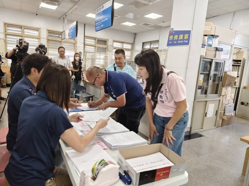 玉里鎮九合一選舉首日領表 共30人領取參選登記表 : 鎮長1人、鎮民代表10人、里長19人