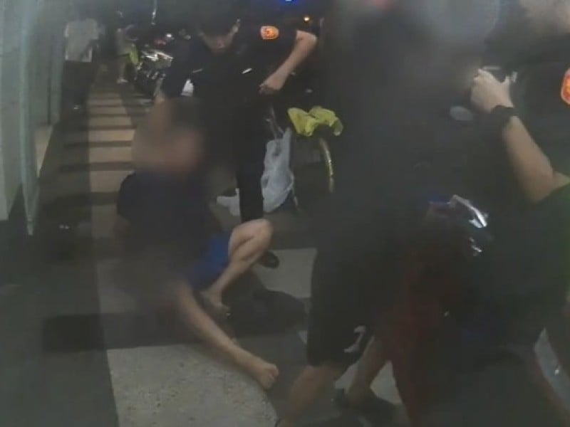 兩男在花蓮市街頭扭打