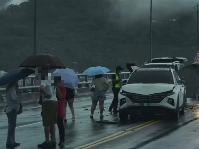 大雨視線不佳！「最美金崙大橋」南下發生嚴重事故　提醒用路人雨天行車務必小心
