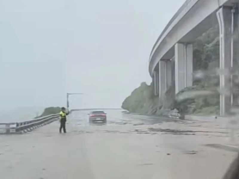 豪雨持續多良路段「爆發泥石流」淹過路面 警方現場管制通行