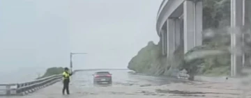 豪雨持續多良路段「爆發泥石流」淹過路面 警方現場管制通行