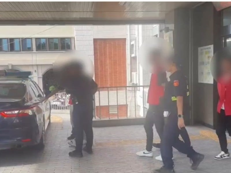 酒吧口角衍生「四打一」