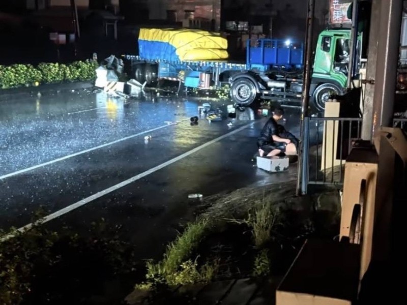 台1線屏東枋山重大車禍！拖板車自撞分隔島毀變電箱 害全村停電、2人送醫