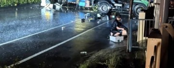 台1線屏東枋山重大車禍！拖板車自撞分隔島毀變電箱 害全村停電、2人送醫
