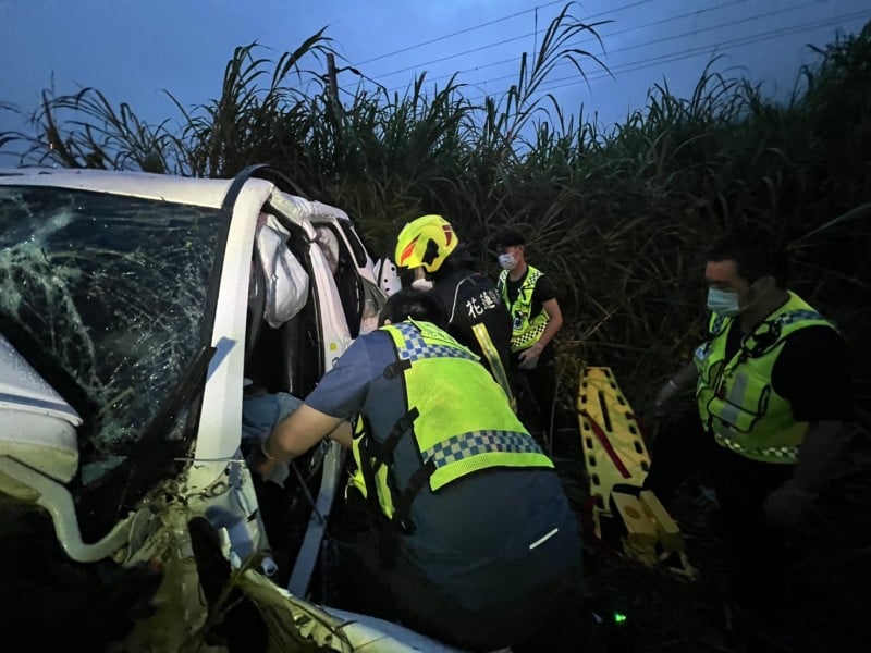 光復自小客、貨運車撞毀 ! 男駕駛重傷 女駕駛、3歲男童OHCA送醫搶救