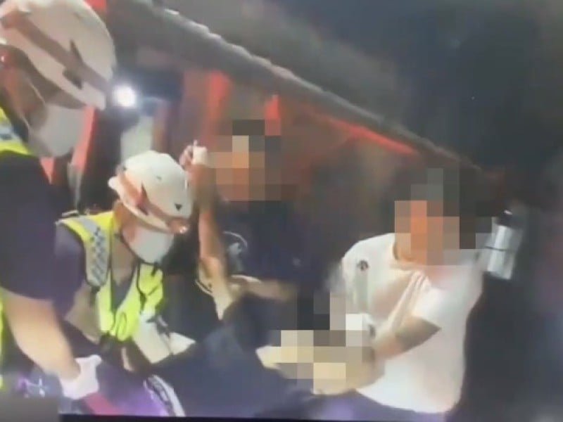 男子酒後爭執持菜刀揚言自傷 鳳警即時救援化解危機